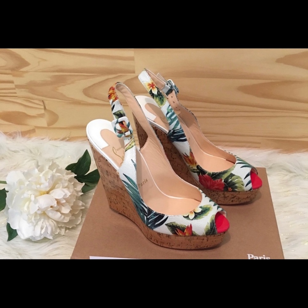 Used Woman Hawaii Christian Louboutin wedge